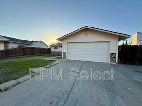 8337 Sutter Buttes Way in Sacramento, CA - Foto de edificio - Building Photo