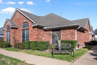 2311 Ragland Rd in Mansfield, TX - Foto de edificio - Building Photo