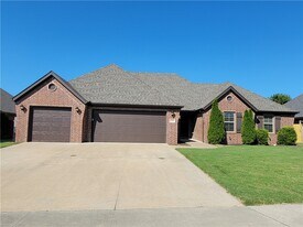 1053 Tarah Knolls Cir in Centerton, AR - Building Photo