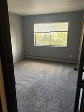 1691 Robinwood Ave, Unit 102 in Lakewood, OH - Foto de edificio - Building Photo