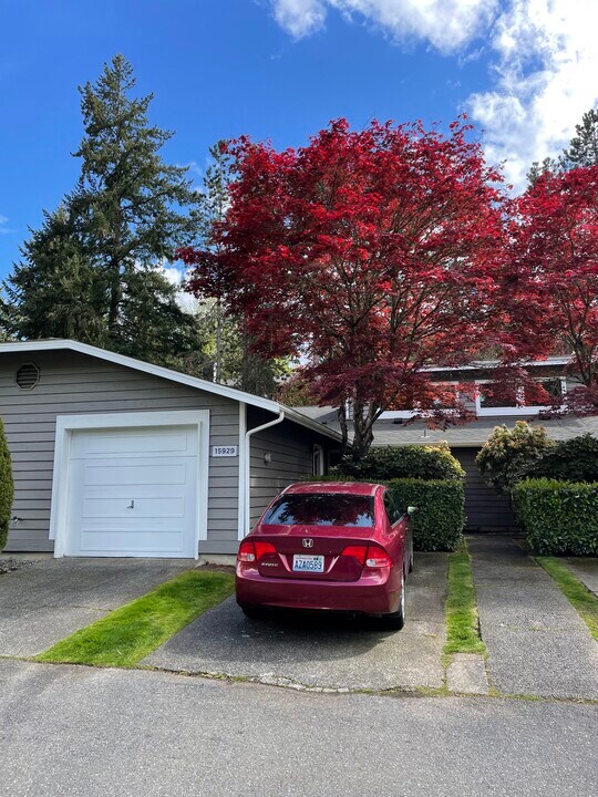 15929 NE 41st St in Redmond, WA - Foto de edificio