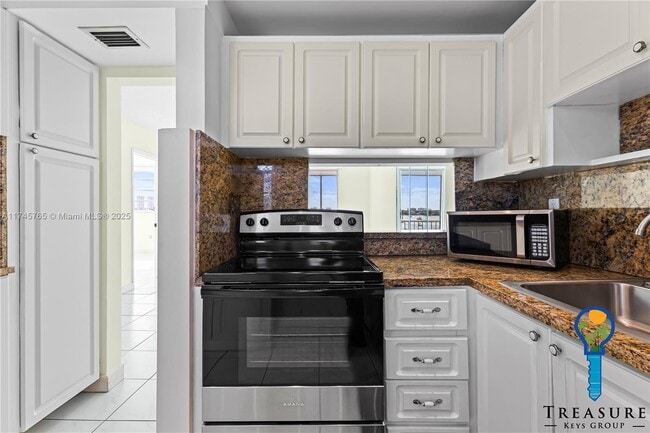 2910 Point E Dr in Aventura, FL - Building Photo - Building Photo