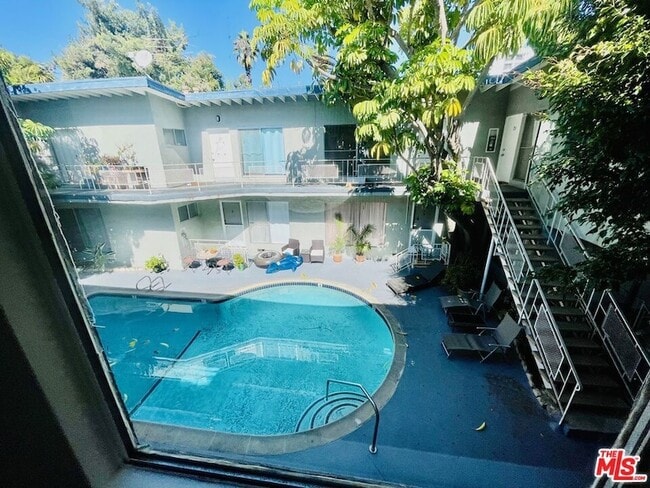 941 N San Vicente Blvd, Unit 12 in West Hollywood, CA - Building Photo - Building Photo
