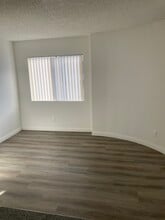2041 S Pacific Ave, Unit 19 in Los Angeles, CA - Building Photo - Building Photo