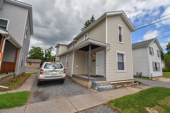 149 5th St in Lock Haven, PA - Foto de edificio - Building Photo