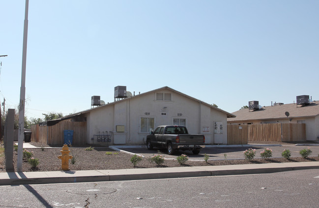 7031-7045 S Montezuma St in Phoenix, AZ - Foto de edificio - Building Photo