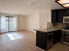 10740 Lawler St, Unit 10 in Los Angeles, CA - Foto de edificio - Building Photo