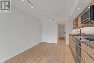 1254 Davenport Rd in Toronto, ON - Building Photo - Building Photo