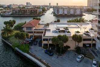 Winston Towers 700 in Sunny Isles Beach, FL - Building Photo - Building Photo