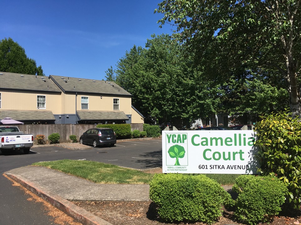 Camellia Court in Newberg, OR - Foto de edificio