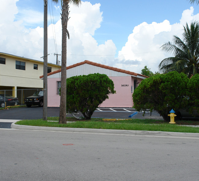 16190 NE 19th Pl in Miami, FL - Foto de edificio - Building Photo