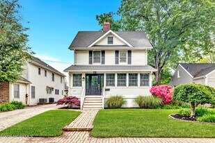 370 E Main St in Manasquan, NJ - Building Photo