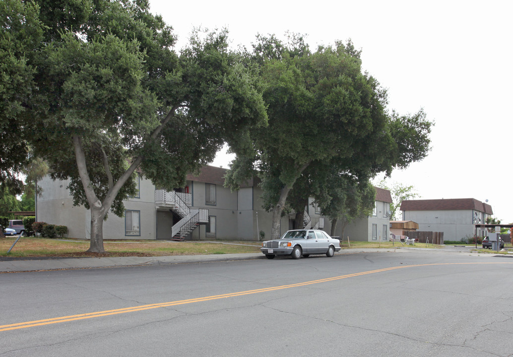 420 Swan St in Livingston, CA - Foto de edificio