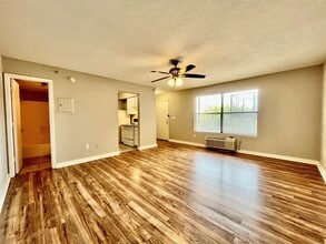 701 W Sycamore St, Unit 206 in Denton, TX - Building Photo - Building Photo
