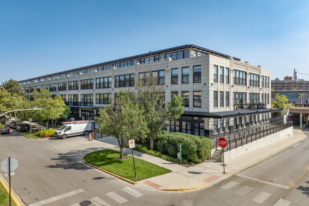 University Commons IV in Chicago, IL - Building Photo