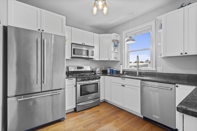 150 H St, Unit 3 in Boston, MA - Foto de edificio - Building Photo