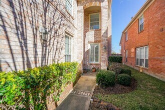 1131 Enclave Square E in Houston, TX - Building Photo - Building Photo