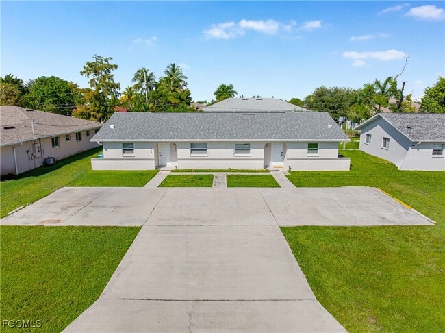 1722 SW Santa Barbara Pl in Cape Coral, FL - Building Photo - Building Photo