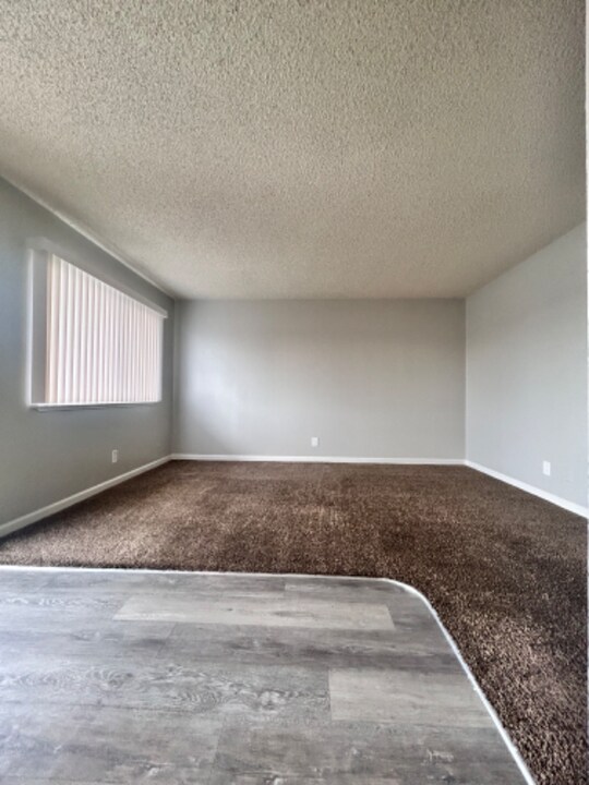 189 W Santa Ana Ave in Clovis, CA - Foto de edificio