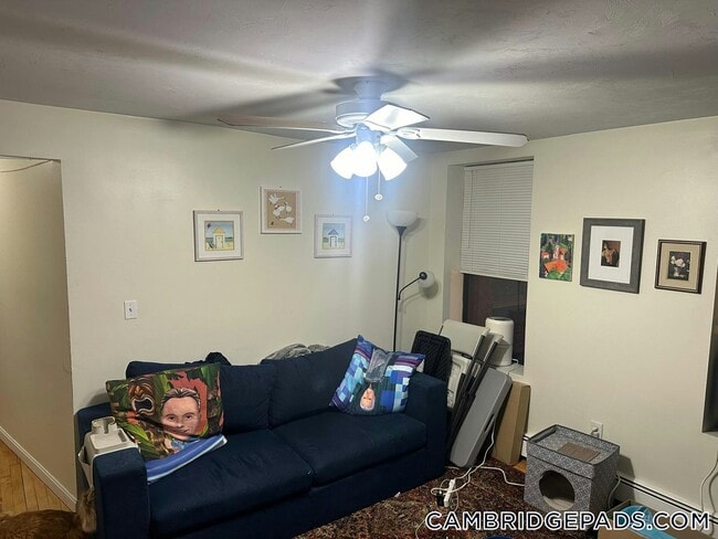 2036 Massachusetts Ave, Unit 4 in Cambridge, MA - Foto de edificio - Building Photo