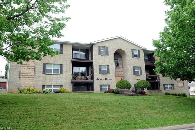 1527 Foster Ave, Unit 10 in Cambridge, OH - Foto de edificio - Building Photo