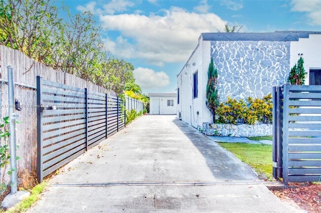 2126 NW 3rd St in Miami, FL - Building Photo - Building Photo
