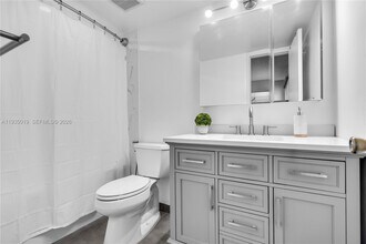 341 W Park Dr in Miami, FL - Building Photo - Building Photo