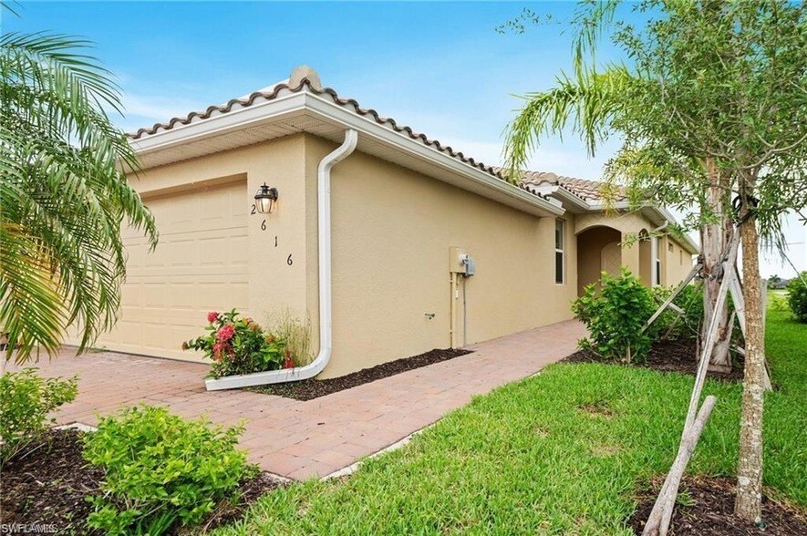 2616 Vine Ave in Naples, FL - Building Photo