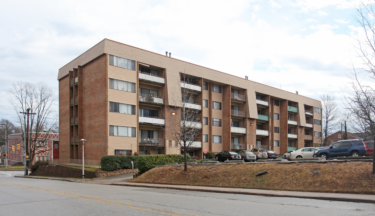 Oxford House Apartments in Baltimore, MD - Building Photo