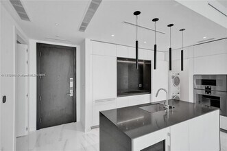 300 Biscayne Boulevard Way, Unit 1705 in Miami, FL - Building Photo - Building Photo
