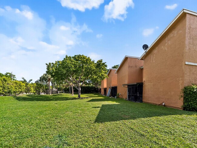 8009 NW 71st Ct in Tamarac, FL - Foto de edificio - Building Photo
