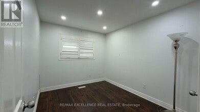 7479 Pickfair Dr in Mississauga, ON - Building Photo - Building Photo