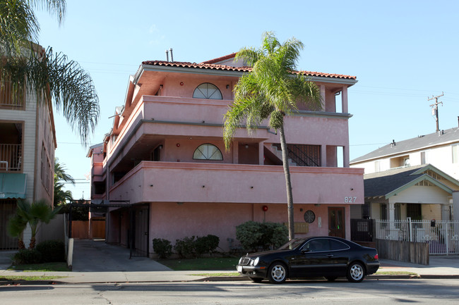 827 Redondo Ave in Long Beach, CA - Foto de edificio - Building Photo