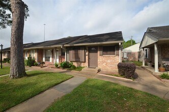 1108 W Tri Oaks Ln in Houston, TX - Building Photo - Building Photo