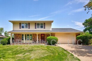 2101 Pleasant St in West Des Moines, IA - Building Photo