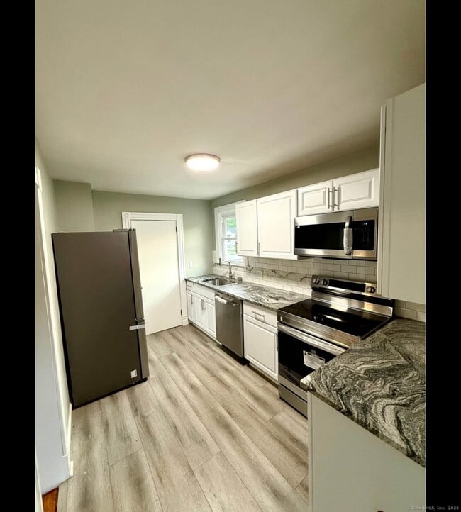 24 Fairview St in Windsor Locks, CT - Building Photo - Building Photo