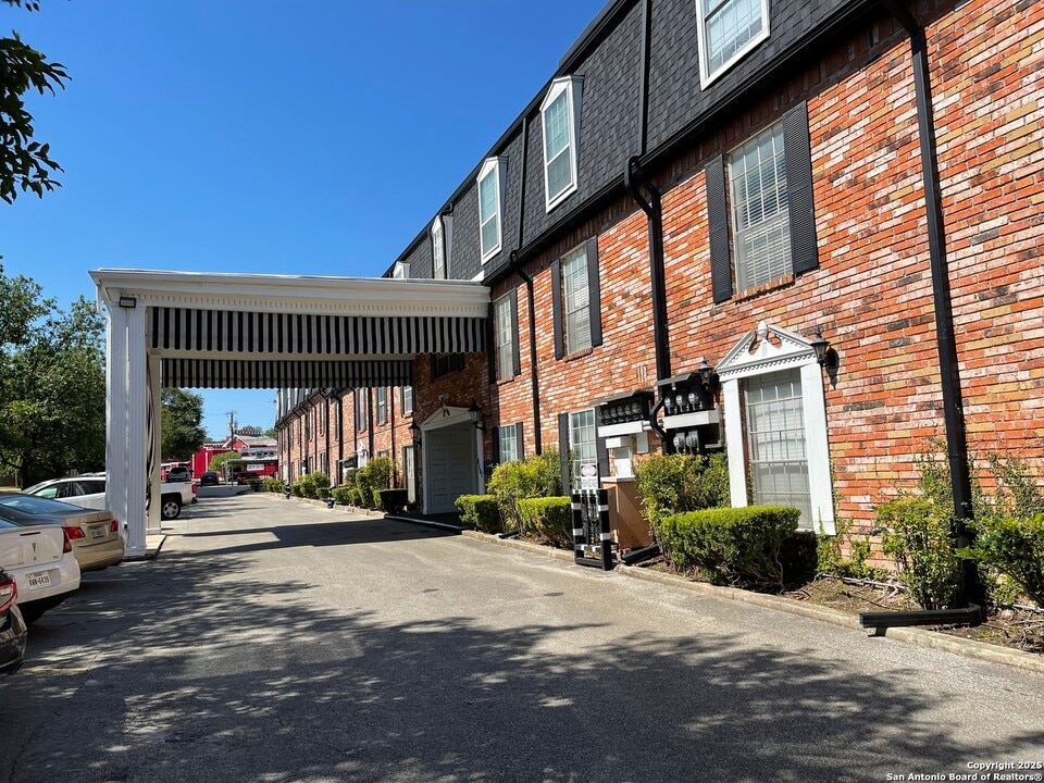 8401 N New Braunfels Ave in San Antonio, TX - Building Photo