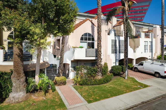 Lido Apartments - 639 Huntley Dr in West Hollywood, CA - Foto de edificio - Building Photo