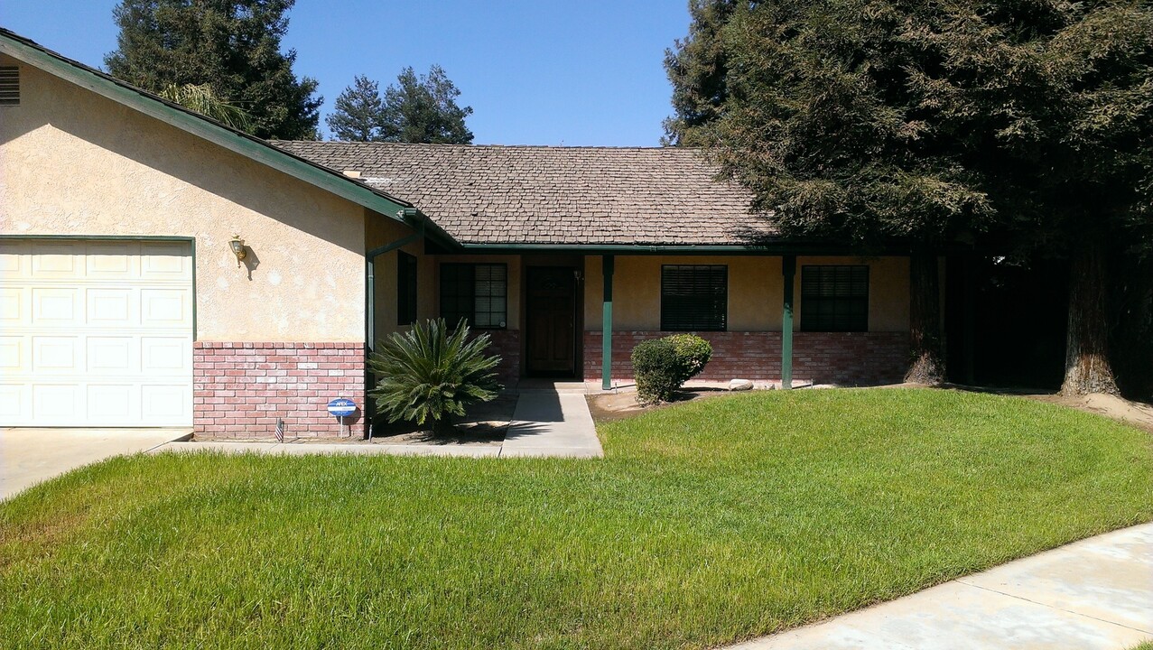 2151 Stevenson Ct in Tulare, CA - Foto de edificio