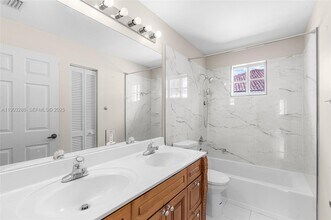 4490 Foxtail Ln in Weston, FL - Foto de edificio - Building Photo