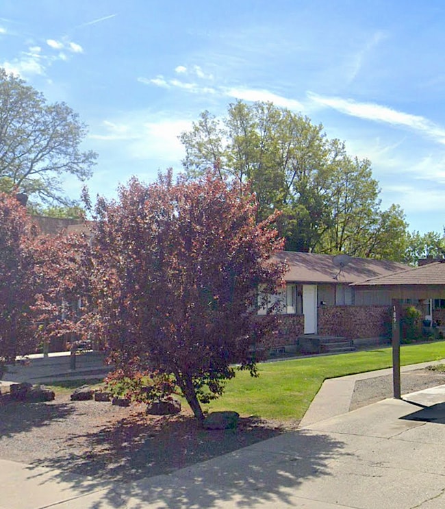 property at 1928 E Bridgeport Ave