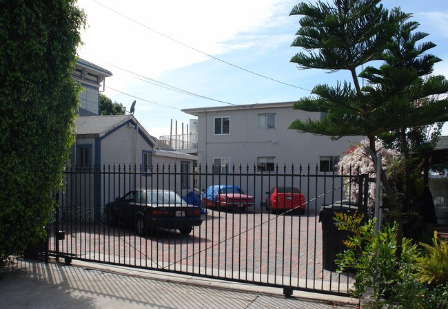 F Street Apartments in San Diego, CA - Foto de edificio - Building Photo