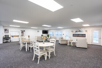 Cottage Bluff Apartments in Clinton, IA - Building Photo - Interior Photo