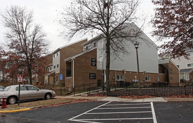 Strawbridge Square in Alexandria, VA - Building Photo - Building Photo