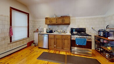 15 Stanley Ave, Unit 3 in Medford, MA - Foto de edificio - Building Photo