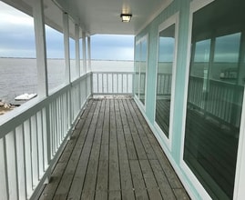 3021 Laguna Shores Rd in Corpus Christi, TX - Foto de edificio - Building Photo