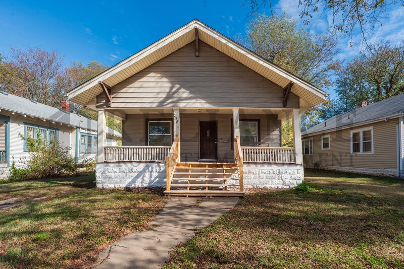 238 S Estelle St in Wichita, KS - Building Photo