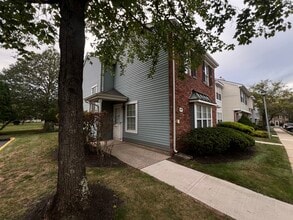 384 Inwood Ct in Somerset, NJ - Foto de edificio - Building Photo