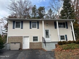 52 Trottingham Rd in Saratoga Springs, NY - Building Photo
