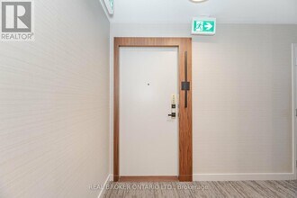 327 King St W in Toronto, ON - Building Photo - Building Photo